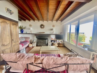 La salon et sa cheminée La salon et sa cheminée